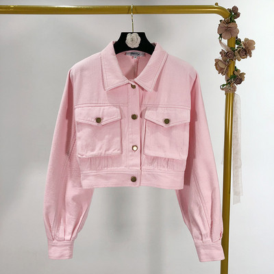 Rövid tavaszi farmerdzseki rózsaszín és barna gombokkal