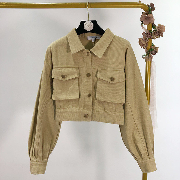 Rövid tavaszi farmerdzseki rózsaszín és barna gombokkal