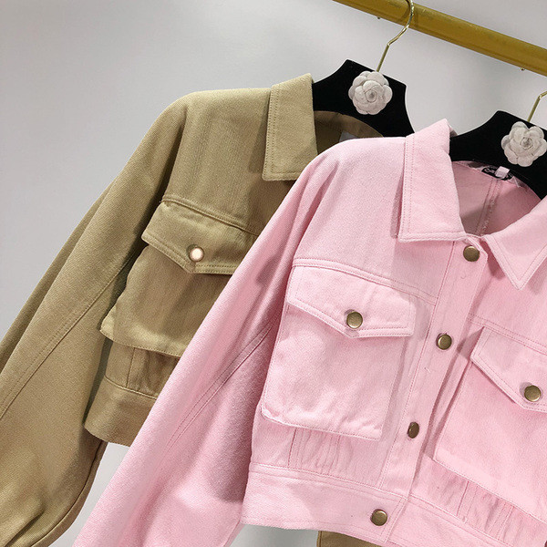 Rövid tavaszi farmerdzseki rózsaszín és barna gombokkal