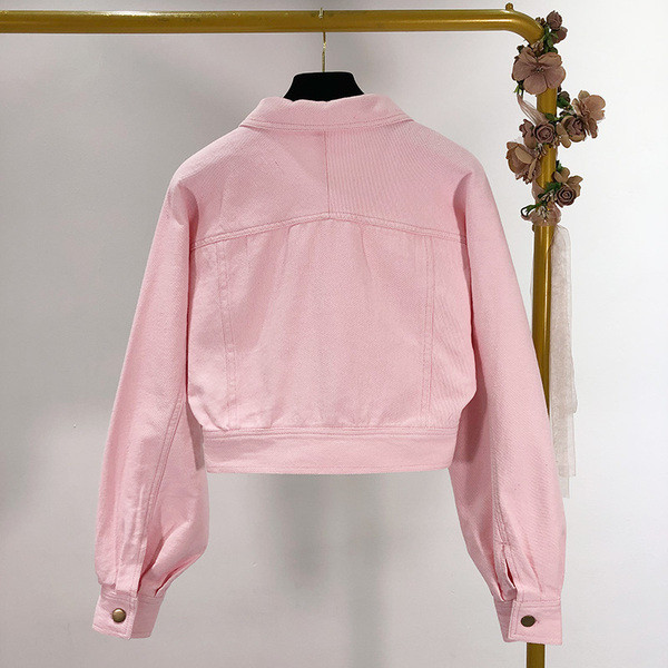 Rövid tavaszi farmerdzseki rózsaszín és barna gombokkal