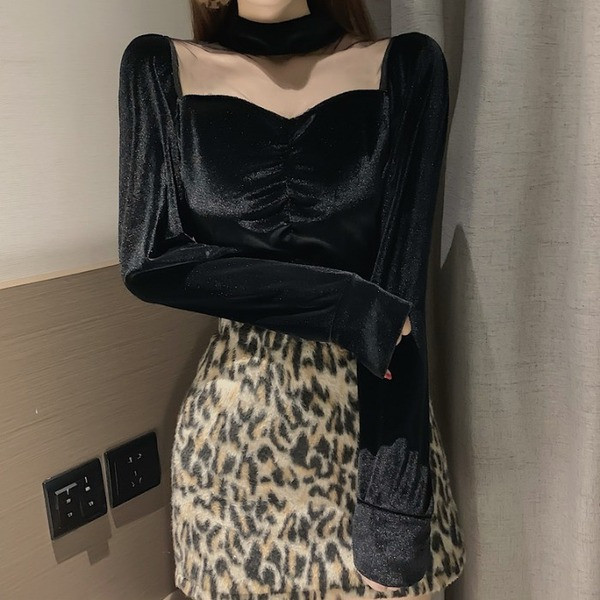 Γυναικεία βελούδινη μπλούζα σε δύο χρώματα με φαρδιά μανίκια και μισά ψηλό γιακά