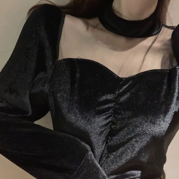 Γυναικεία βελούδινη μπλούζα σε δύο χρώματα με φαρδιά μανίκια και μισά ψηλό γιακά