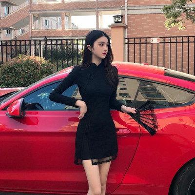 Κομψό γυναικείο φόρεμα από δαντέλα με μακριά μανίκια σε μαύρο και ροζ χρώμα