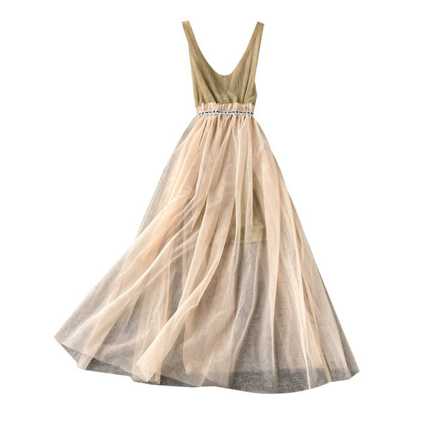 Rochie elegantă de damă, cu decolteu adânc și tul în bej