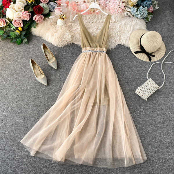 Rochie elegantă de damă, cu decolteu adânc și tul în bej