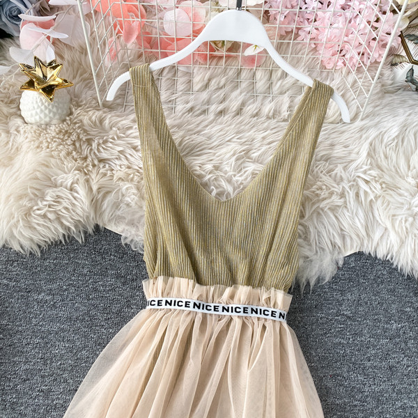 Rochie elegantă de damă, cu decolteu adânc și tul în bej