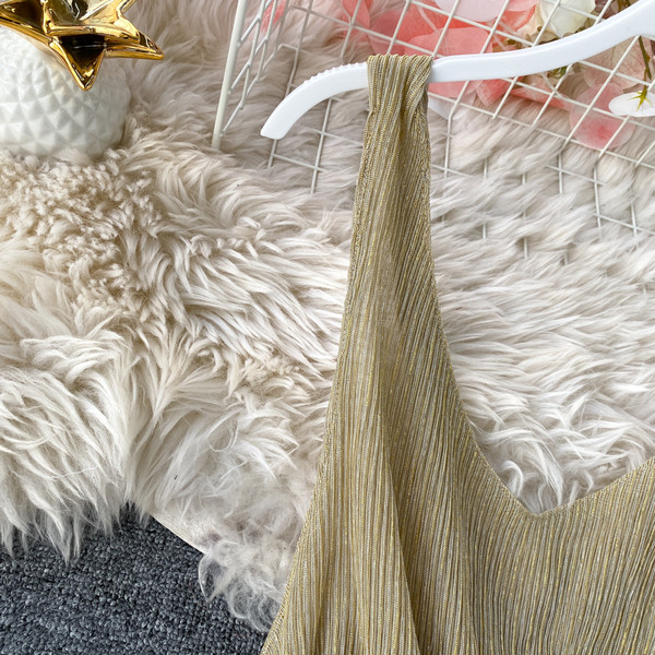 Rochie elegantă de damă, cu decolteu adânc și tul în bej