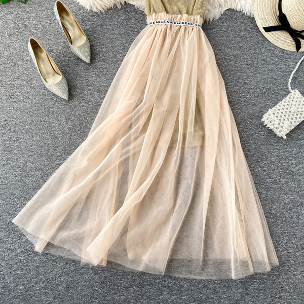 Rochie elegantă de damă, cu decolteu adânc și tul în bej