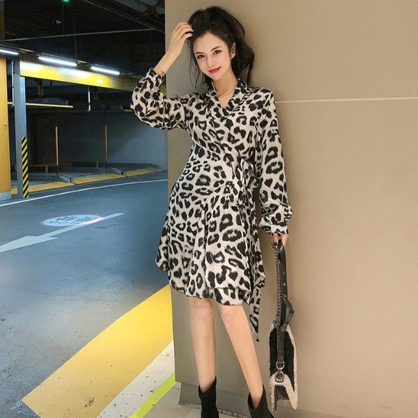 Stílusos női ruha V-nyakú és leopárd mintával