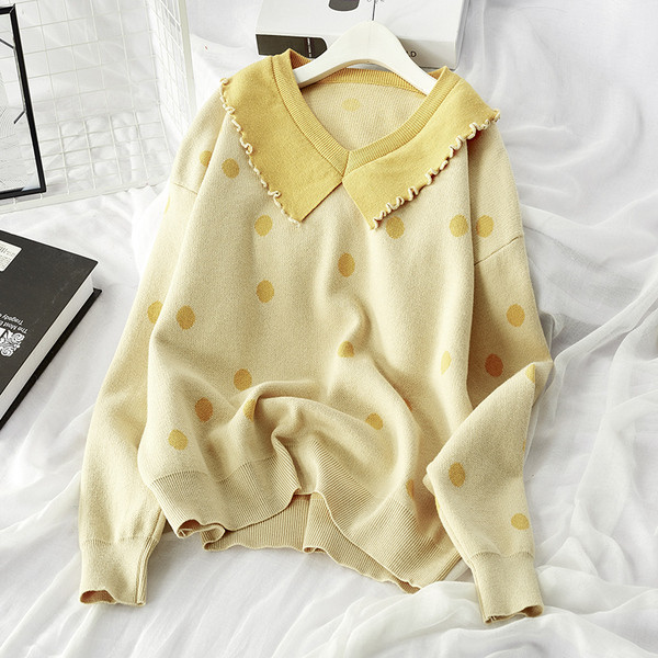 Női őszi-téli blúz spitz nyakkivágással, pöttyök bézs színben