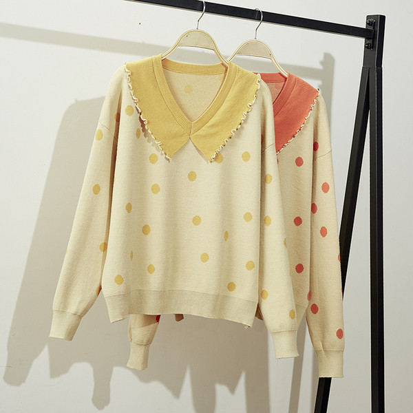 Női őszi-téli blúz spitz nyakkivágással, pöttyök bézs színben