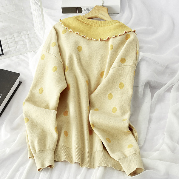 Női őszi-téli blúz spitz nyakkivágással, pöttyök bézs színben