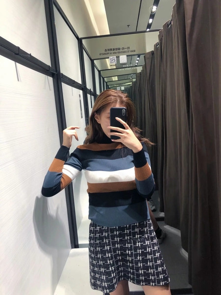 Γυναικείο ριγέ πουλόβερ - σλιμ μοντέλο με κολάρο 