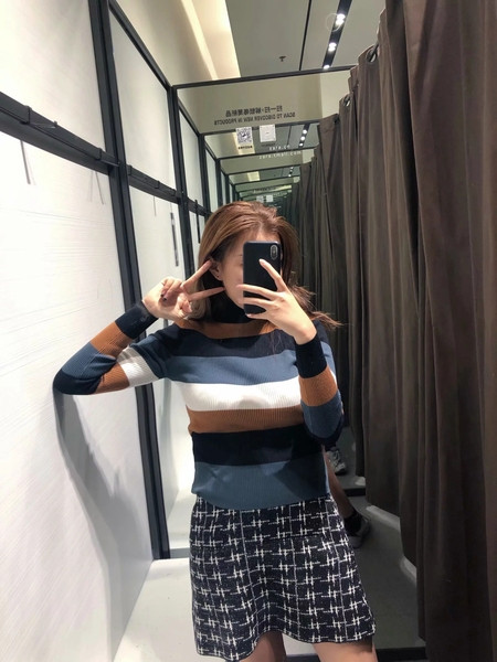 Γυναικείο ριγέ πουλόβερ - σλιμ μοντέλο με κολάρο 