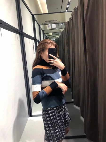 Γυναικείο ριγέ πουλόβερ - σλιμ μοντέλο με κολάρο 