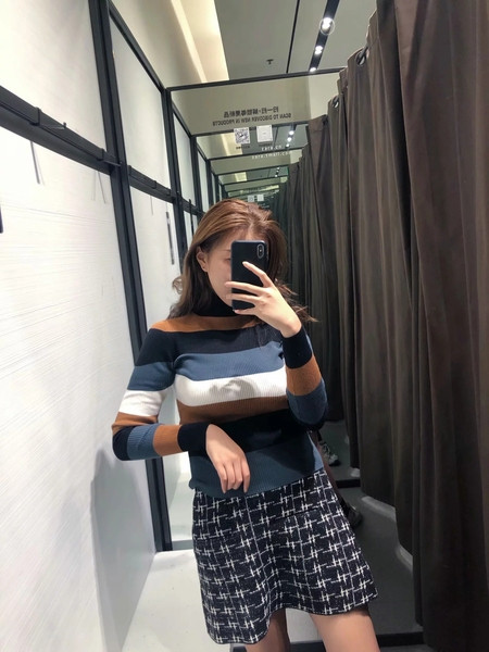 Γυναικείο ριγέ πουλόβερ - σλιμ μοντέλο με κολάρο 