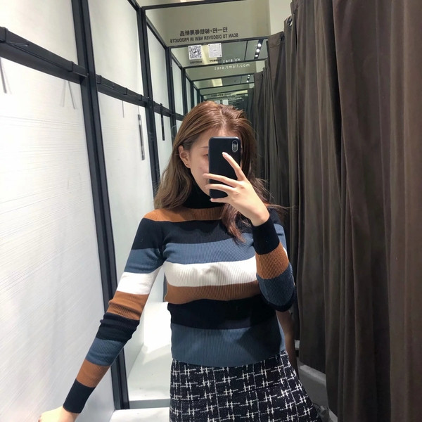 Γυναικείο ριγέ πουλόβερ - σλιμ μοντέλο με κολάρο 