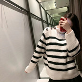 Χειμερινό πουλόβερ σε λευκό χρώμα  με κουμπιά και κολάρο