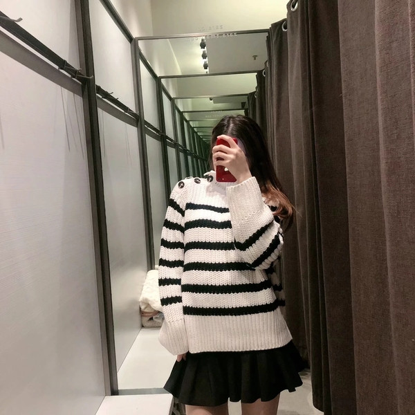 Χειμερινό πουλόβερ σε λευκό χρώμα  με κουμπιά και κολάρο 