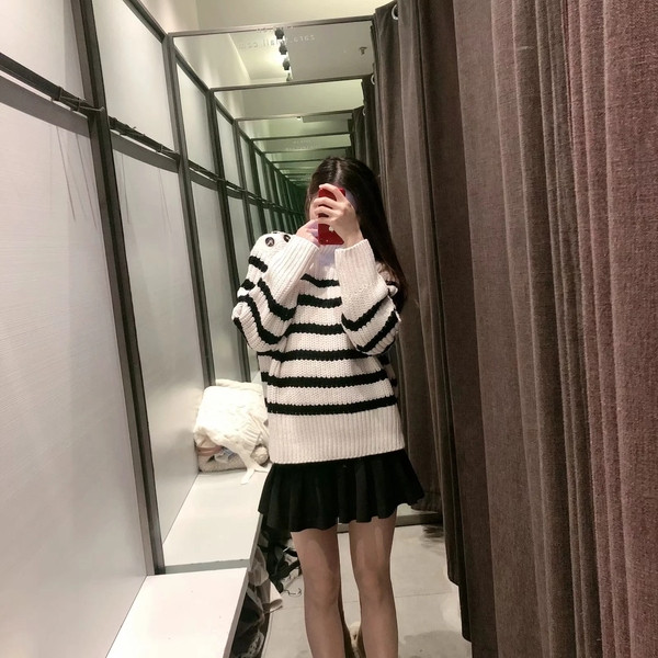 Χειμερινό πουλόβερ σε λευκό χρώμα  με κουμπιά και κολάρο 