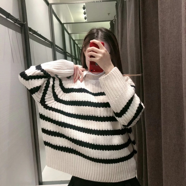 Χειμερινό πουλόβερ σε λευκό χρώμα  με κουμπιά και κολάρο 