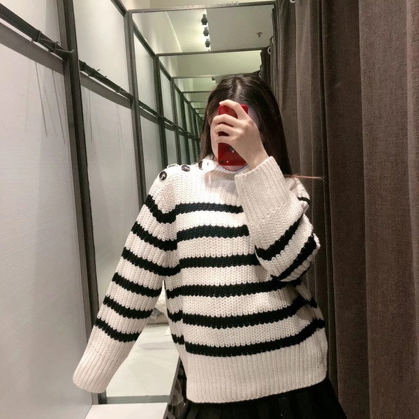 Χειμερινό πουλόβερ σε λευκό χρώμα  με κουμπιά και κολάρο 