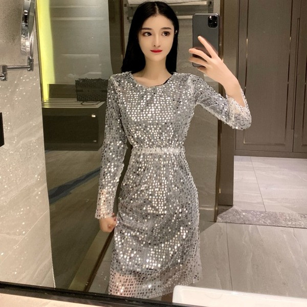 Κομψό γυναικείο φόρεμα σε μαύρο και ασήμι με πούλιες και μακριά μανίκια