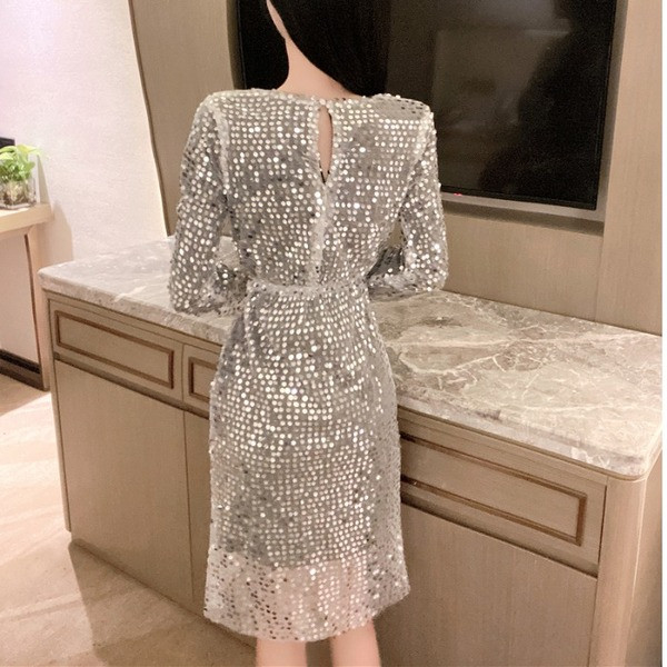 Κομψό γυναικείο φόρεμα σε μαύρο και ασήμι με πούλιες και μακριά μανίκια