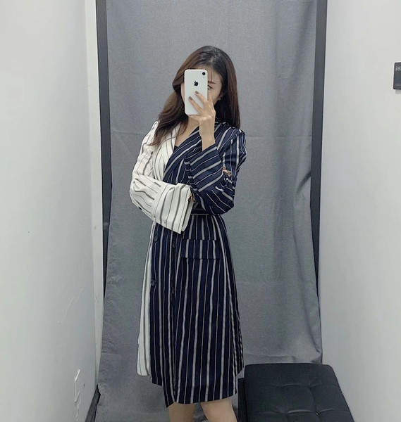 Modern csíkos ruha típusú ing fehér és fekete színben, övvel