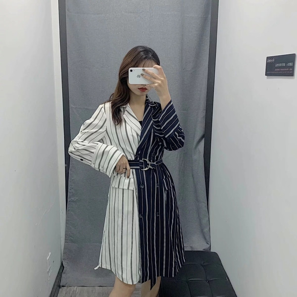 Modern csíkos ruha típusú ing fehér és fekete színben, övvel