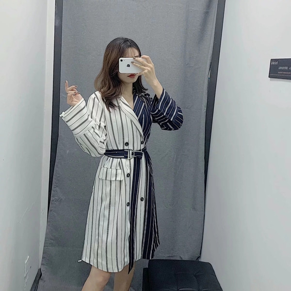 Modern csíkos ruha típusú ing fehér és fekete színben, övvel