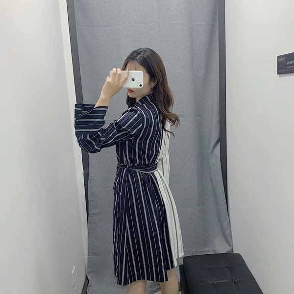 Modern csíkos ruha típusú ing fehér és fekete színben, övvel