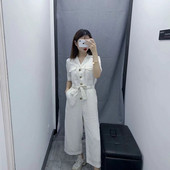 Salopetă casual de damă cu mâneci scurte de culoare albă, cu curea și buzunare