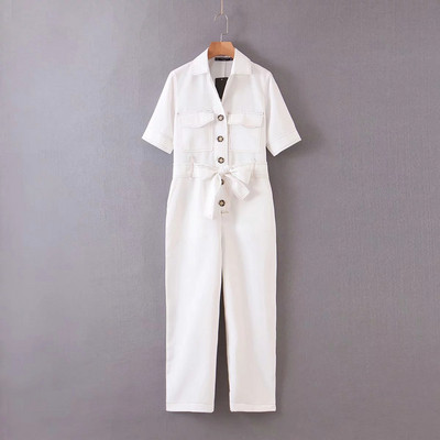 Salopetă casual de damă cu mâneci scurte de culoare albă, cu curea și buzunare