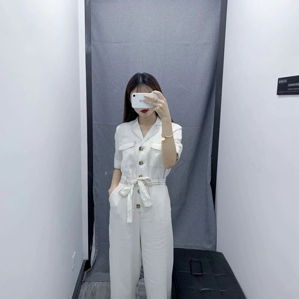 Salopetă casual de damă cu mâneci scurte de culoare albă, cu curea și buzunare