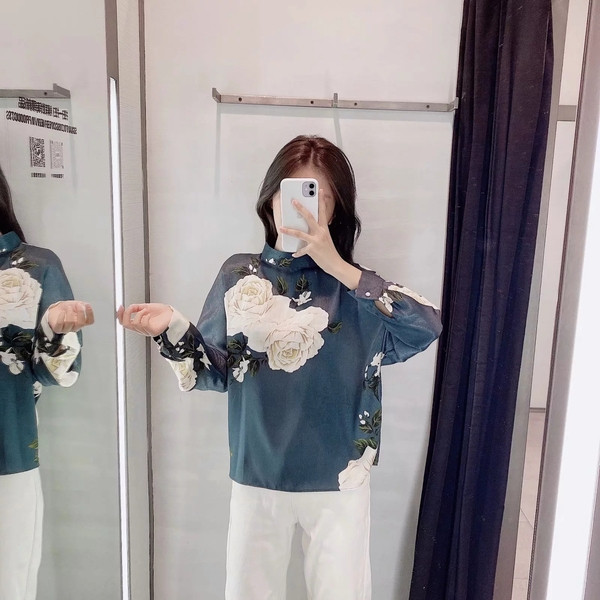 Μοντέρνα γυναικεία μπλούζα με floral σχέδιο σε μπλε χρώμα