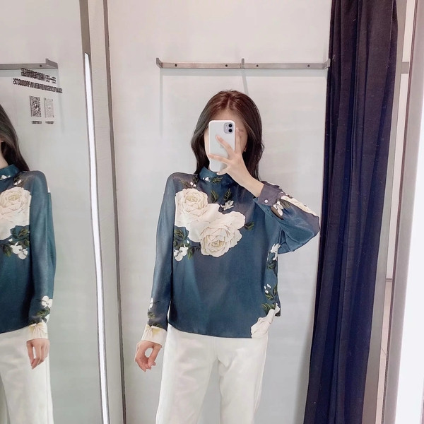 Μοντέρνα γυναικεία μπλούζα με floral σχέδιο σε μπλε χρώμα