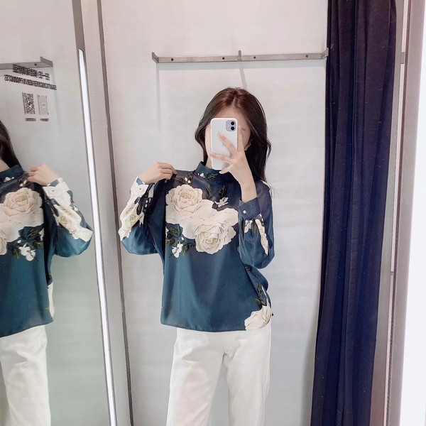 Μοντέρνα γυναικεία μπλούζα με floral σχέδιο σε μπλε χρώμα