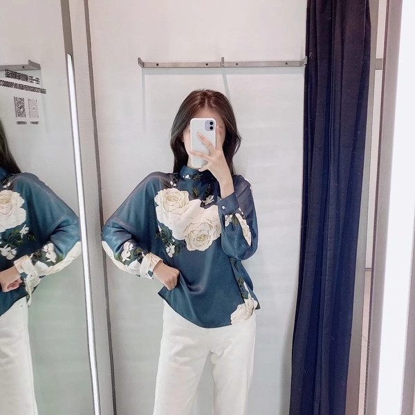 Μοντέρνα γυναικεία μπλούζα με floral σχέδιο σε μπλε χρώμα