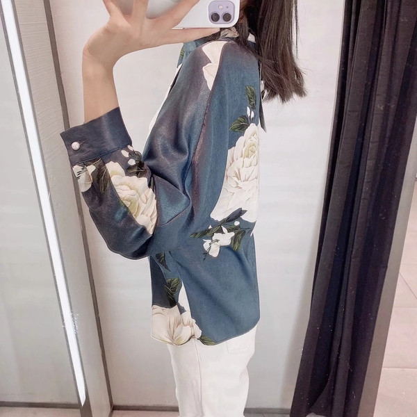 Μοντέρνα γυναικεία μπλούζα με floral σχέδιο σε μπλε χρώμα