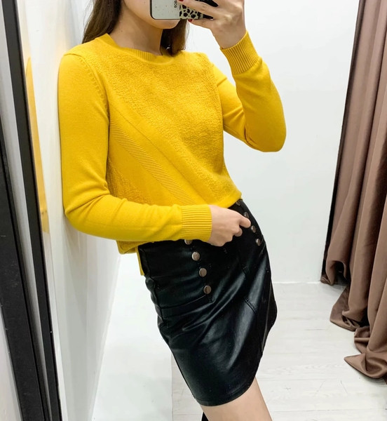 Γυναικείο πουλόβερ πλεκτό με οβάλ ντεκολτέ σε κίτρινο, μπεζ, μαύρο, κόκκινο, μπλε και πράσινο χρώμα