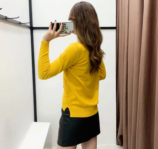 Γυναικείο πουλόβερ πλεκτό με οβάλ ντεκολτέ σε κίτρινο, μπεζ, μαύρο, κόκκινο, μπλε και πράσινο χρώμα