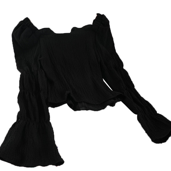 Μοντέρνα γυναικεία μπλούζα με τετράγωνη λαιμόκοψη και βολάν σε λευκό και μαύρο χρώμα