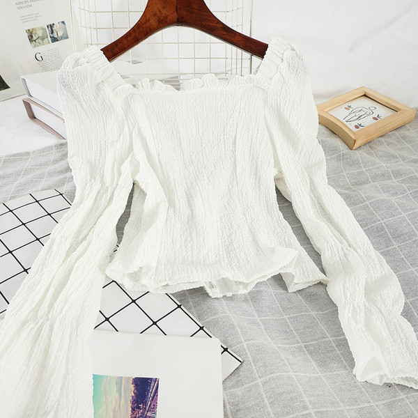 Μοντέρνα γυναικεία μπλούζα με τετράγωνη λαιμόκοψη και βολάν σε λευκό και μαύρο χρώμα