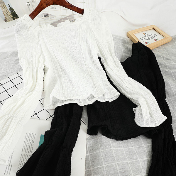 Μοντέρνα γυναικεία μπλούζα με τετράγωνη λαιμόκοψη και βολάν σε λευκό και μαύρο χρώμα