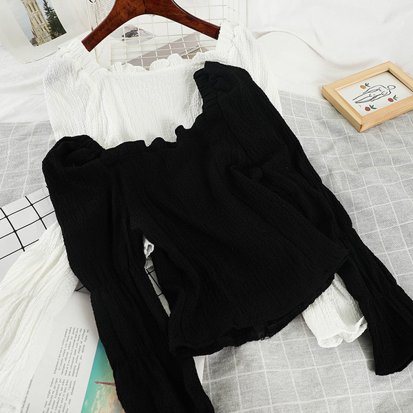 Μοντέρνα γυναικεία μπλούζα με τετράγωνη λαιμόκοψη και βολάν σε λευκό και μαύρο χρώμα