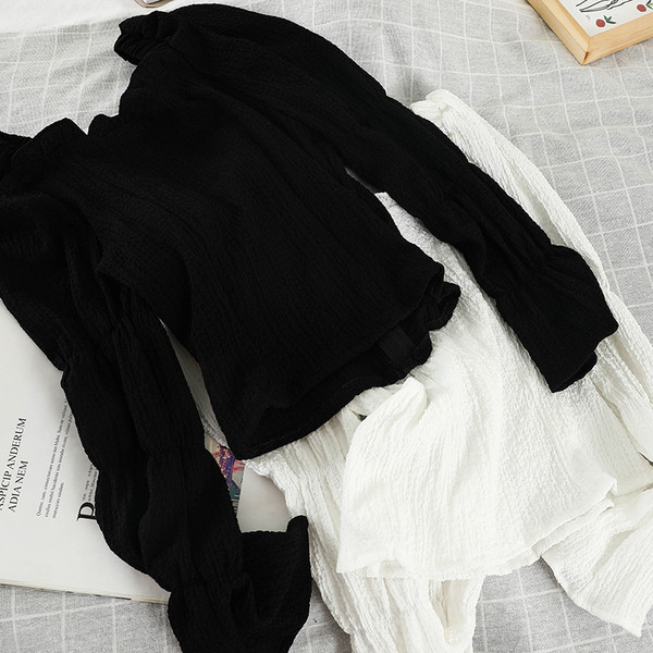 Μοντέρνα γυναικεία μπλούζα με τετράγωνη λαιμόκοψη και βολάν σε λευκό και μαύρο χρώμα