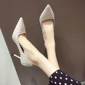 Γυναικεία  μοντέρνα παπούτσια με λεπτό τακούνι  μυτερό σχέδιο σε μπεζ και μαύρο χρώμα