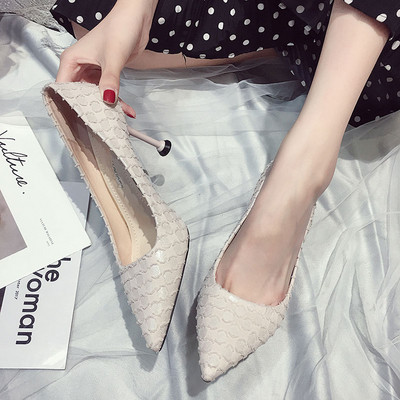 Γυναικεία  μοντέρνα παπούτσια με λεπτό τακούνι  μυτερό σχέδιο σε μπεζ και μαύρο χρώμα