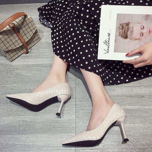 Γυναικεία  μοντέρνα παπούτσια με λεπτό τακούνι  μυτερό σχέδιο σε μπεζ και μαύρο χρώμα